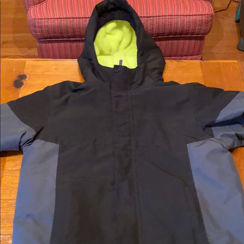 A coat - Picture 4 of 5